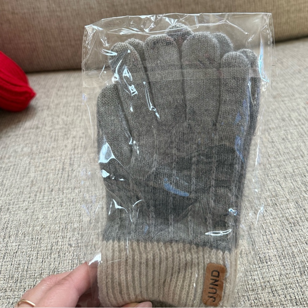 GREY GLOVES W FUR INSIDE